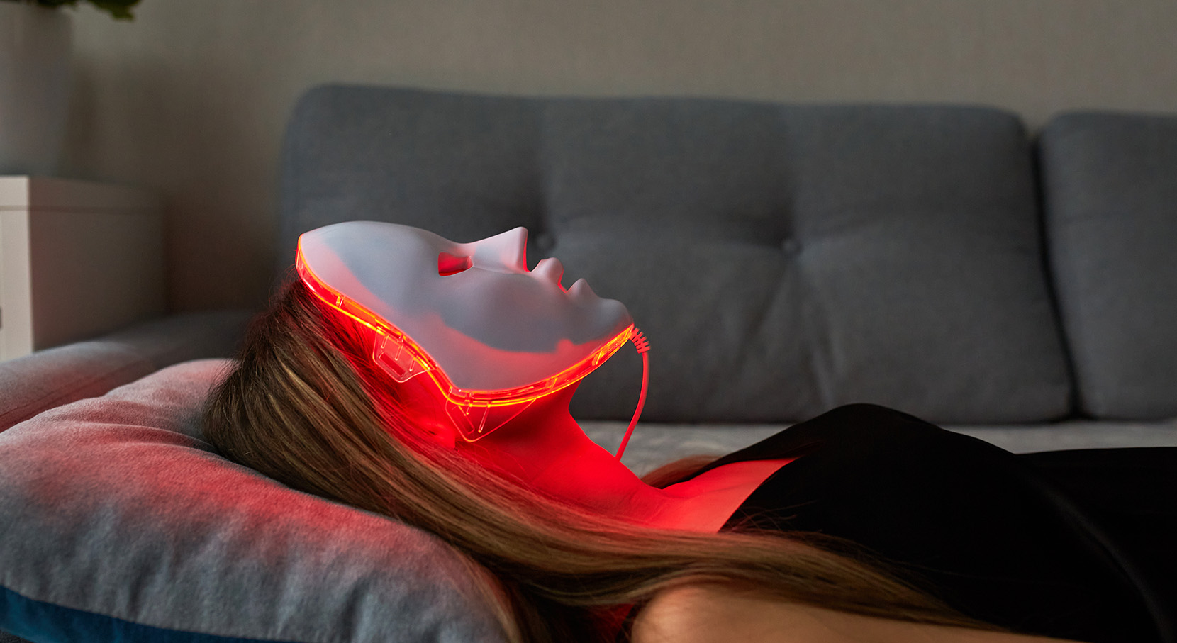 kobieta-leży-z-led-maską-na-twarzy